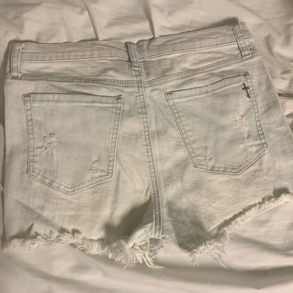 High wasted light wash shorts - Picture 2 of 3